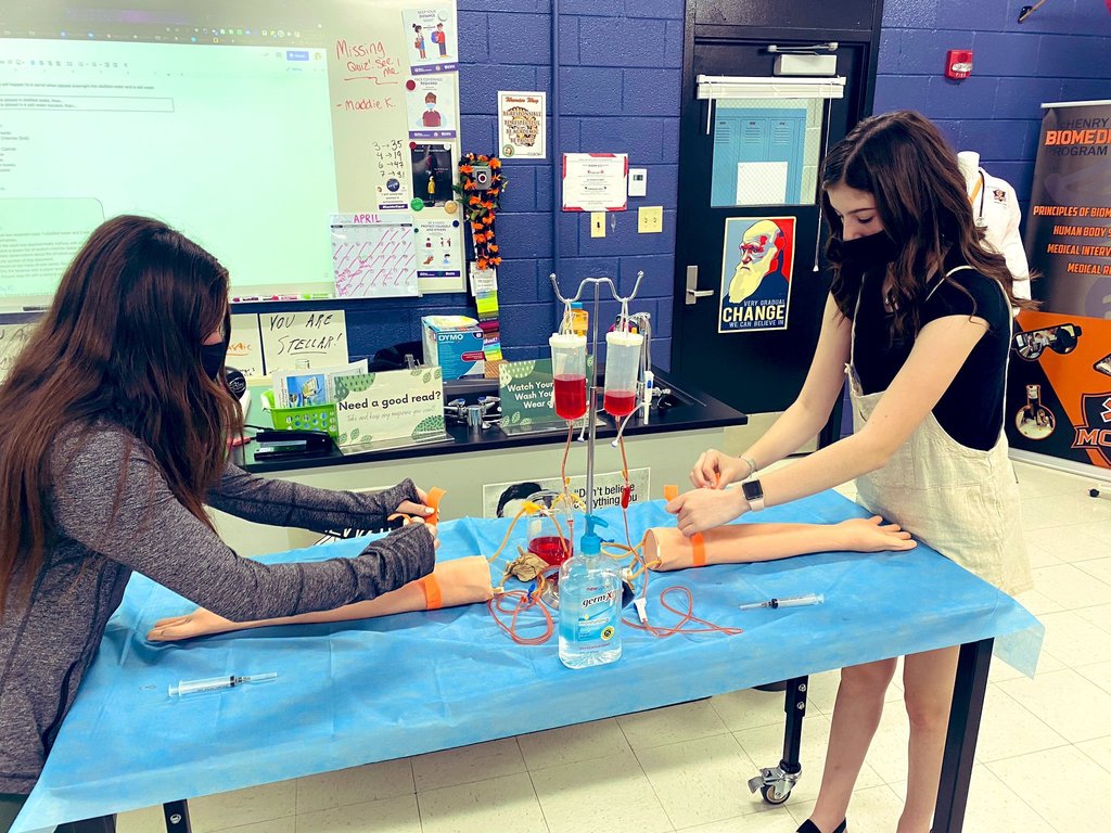 biomed students learn to draw blood